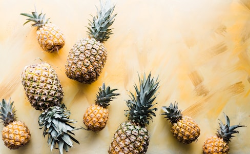 Abacaxi: Maneiras saudáveis e deliciosas de comer abacaxi 7 pineapples on brown surface, Abacaxi, Maneiras saudáveis e deliciosas de comer abacaxi