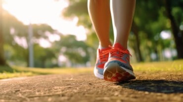 Caminhada rápida: 5 benefícios poderosos para a saúde e como fazê-la corretamente 3 Uma mulher praticando caminhada rápida