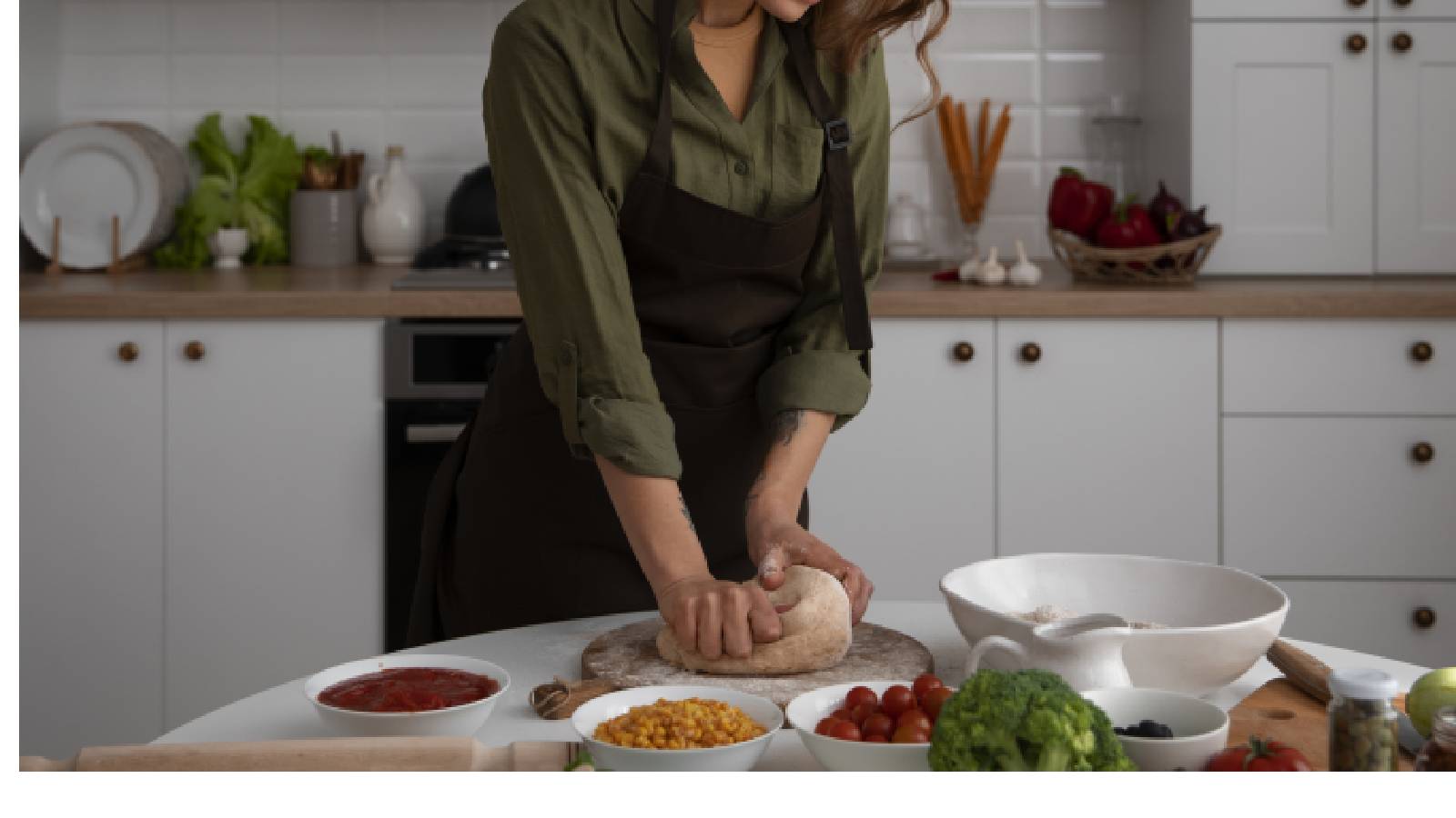 Cozinhar com óleo zero: benefícios e como fazer 6 Uma mulher amassando massa
