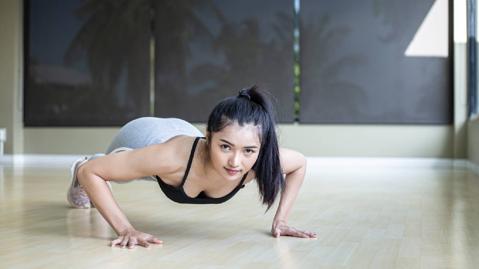 6 exercícios de peso corporal para perda de peso 7 Uma mulher fazendo flexões