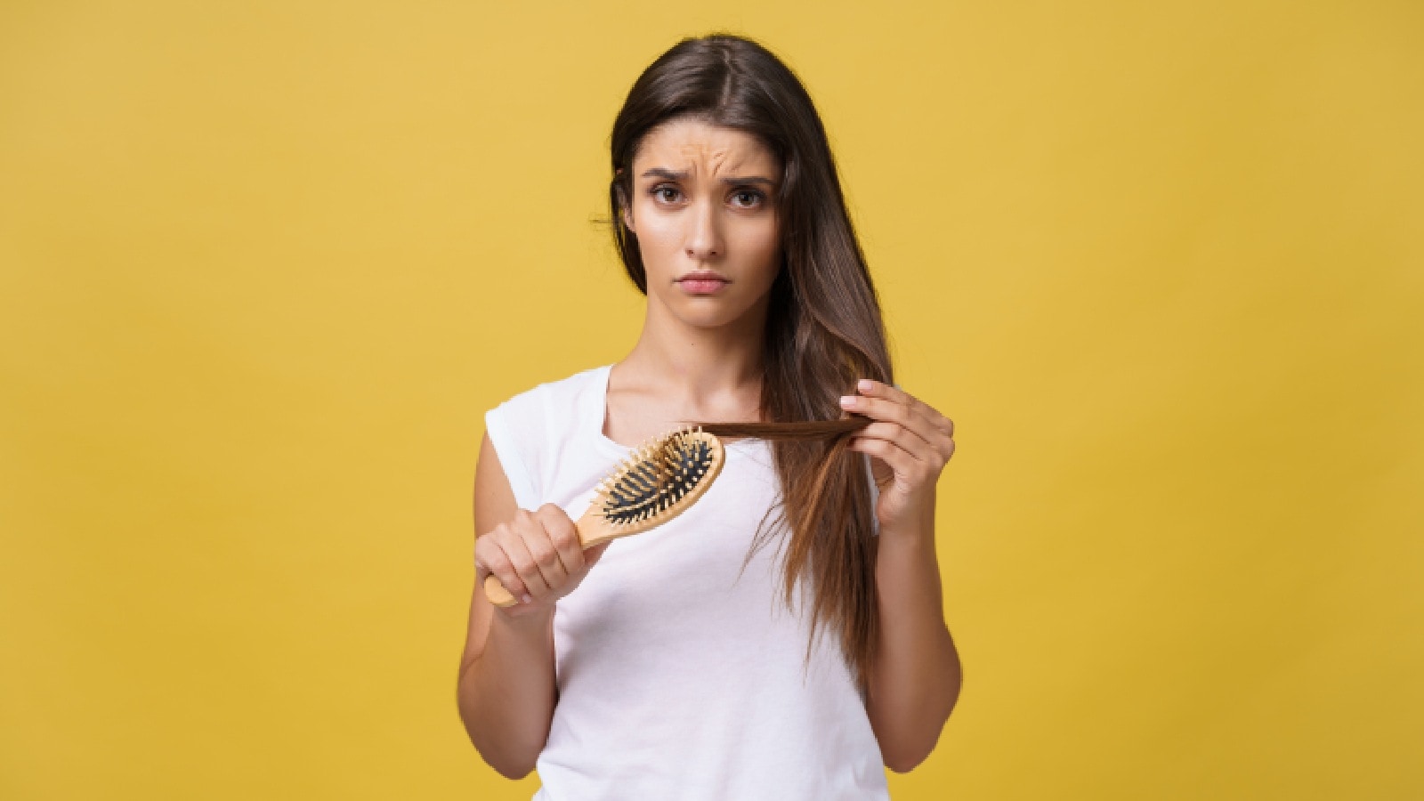 Deficiência de ferro e queda de cabelo: fatores de risco e alimentos para comer 5 Mulher com queda de cabelo devido à deficiência de ferro