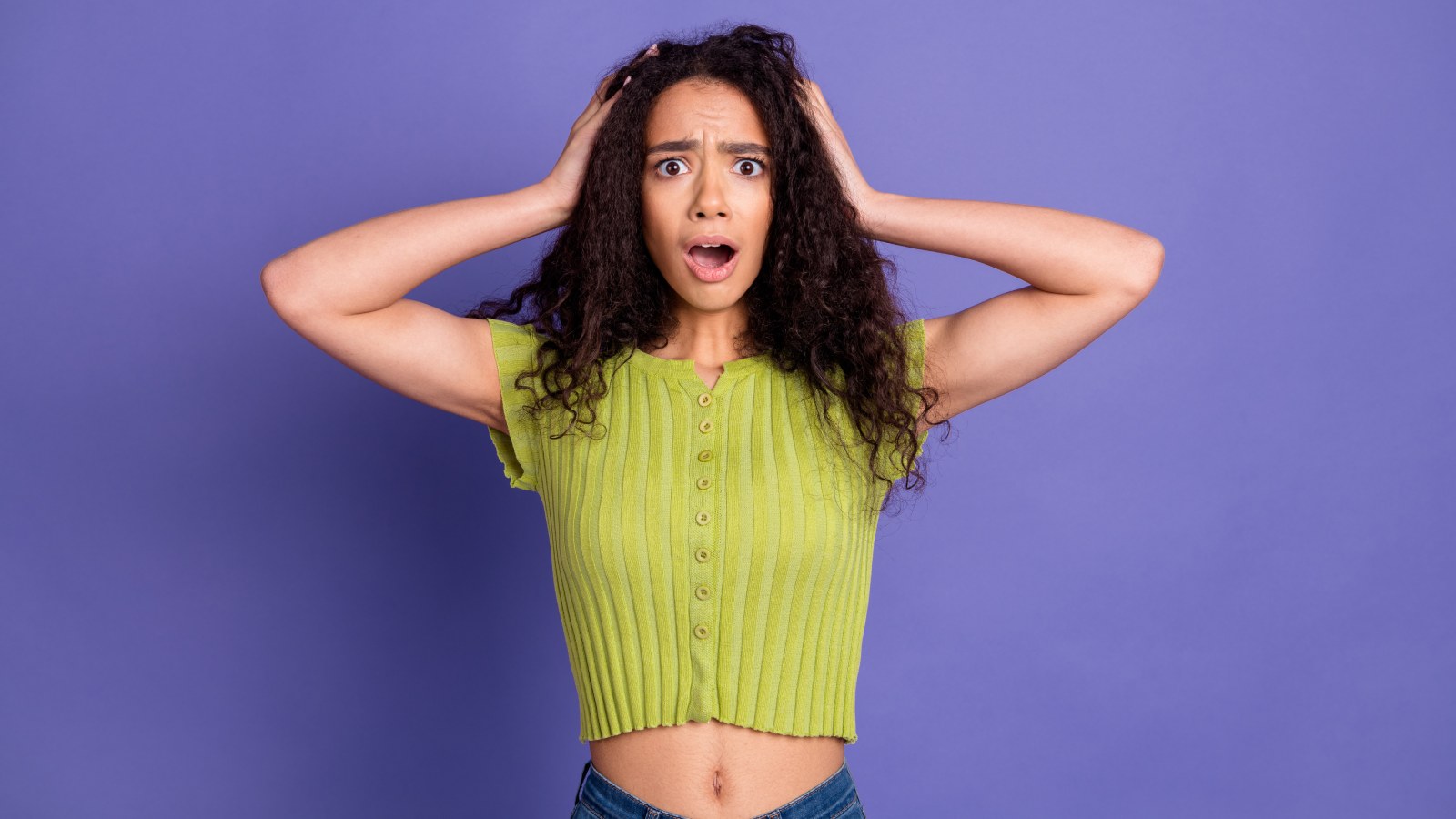 15 causas comuns de queda de cabelo que você deve conhecer 9 mulher estressada