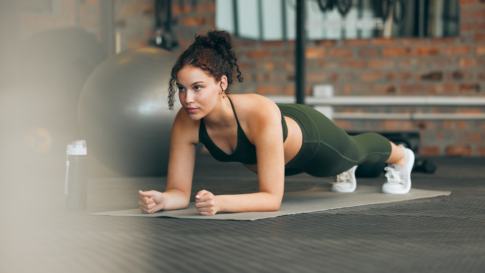 Exercício isotônico: benefícios e exemplos 5 mulher realizando prancha
