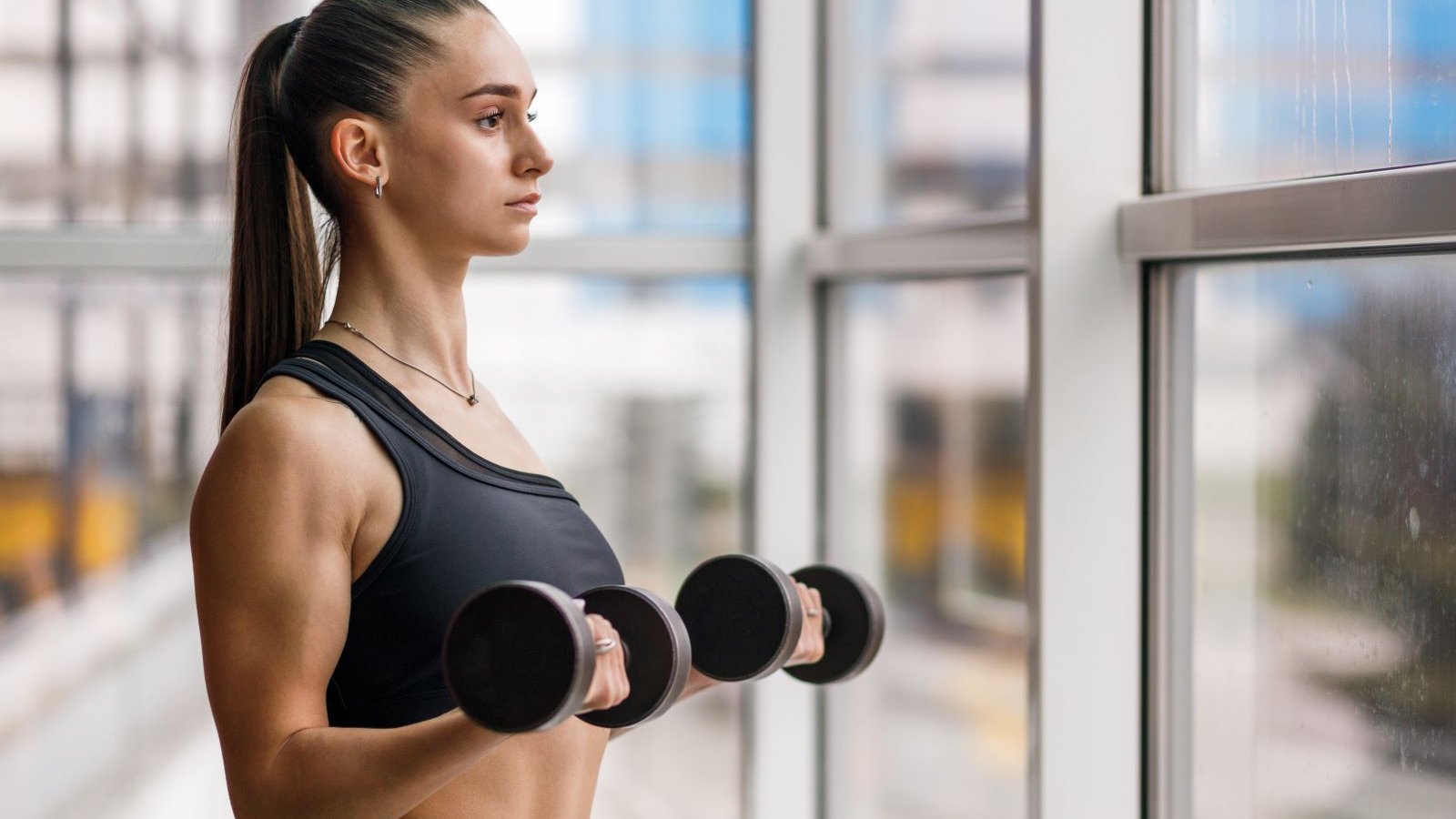10 Exercícios de treinamento de força da parte superior do corpo que você deve tentar 5 Mulher fazendo cachos de bíceps
