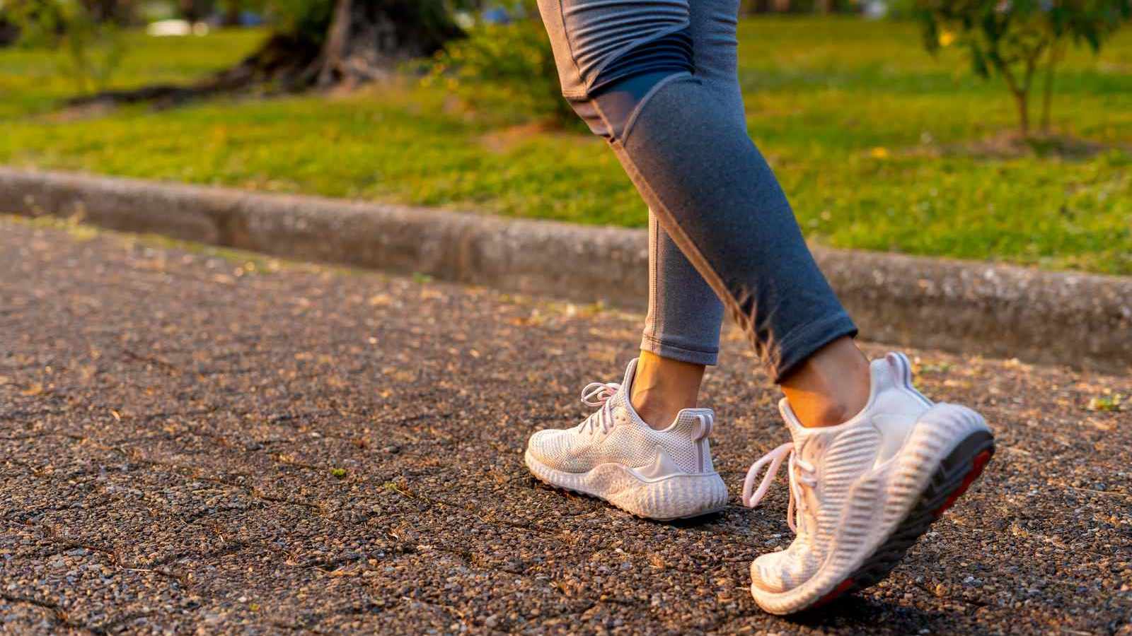 6 estilos de caminhada para perder a gordura da barriga 5 Pessoa seguindo o poder de caminhada