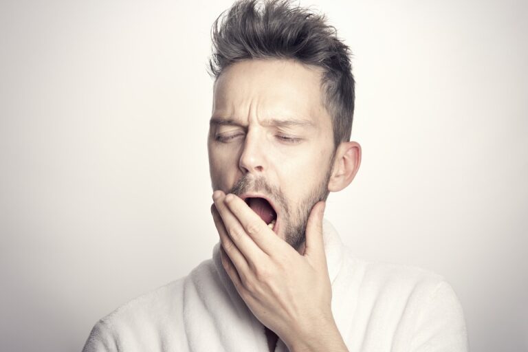 Por que tenho dificuldade para Dormir? Dicas Para Melhorar a Insônia 2023 1 man, guy, tired, insonia