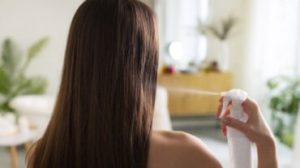 Shampoo a seco: benefícios, efeitos colaterais e como usar corretamente