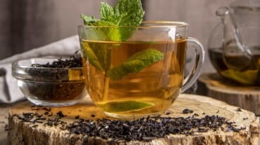 Uma xícara de chá verde com folhas de hortelã