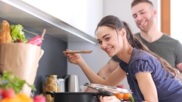 Mulher cozinhando para reduzir a ingestão de sal e o risco de câncer de estômago