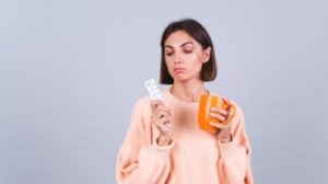 8 medicamentos que causam queda de cabelo e como reverter