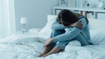 Uma mulher apresentando sintomas de depressão matinal