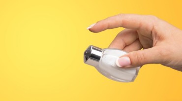 Adicionar sal aos alimentos pode aumentar o risco de câncer de estômago