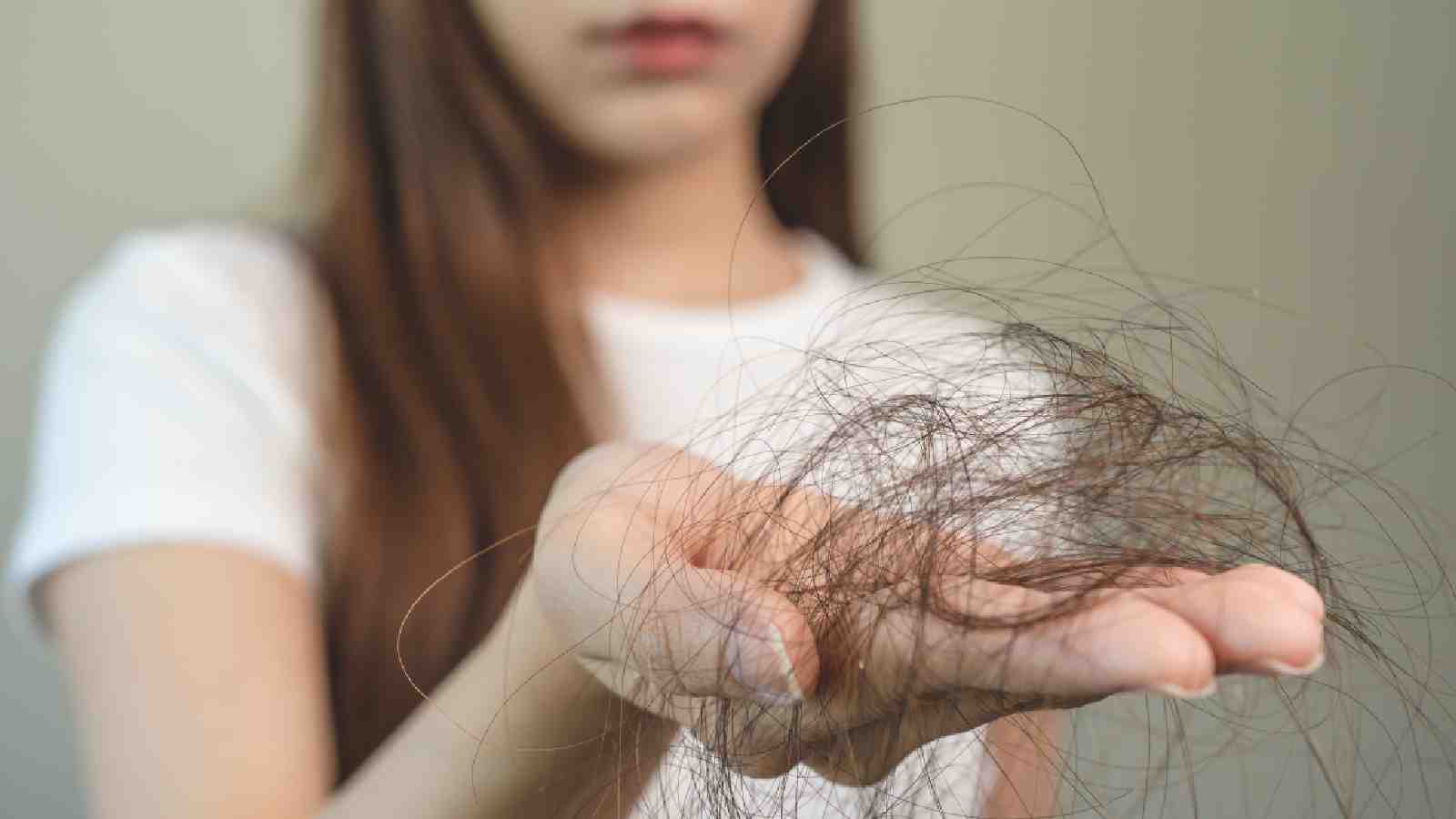 Uma mulher com perda de cabelo