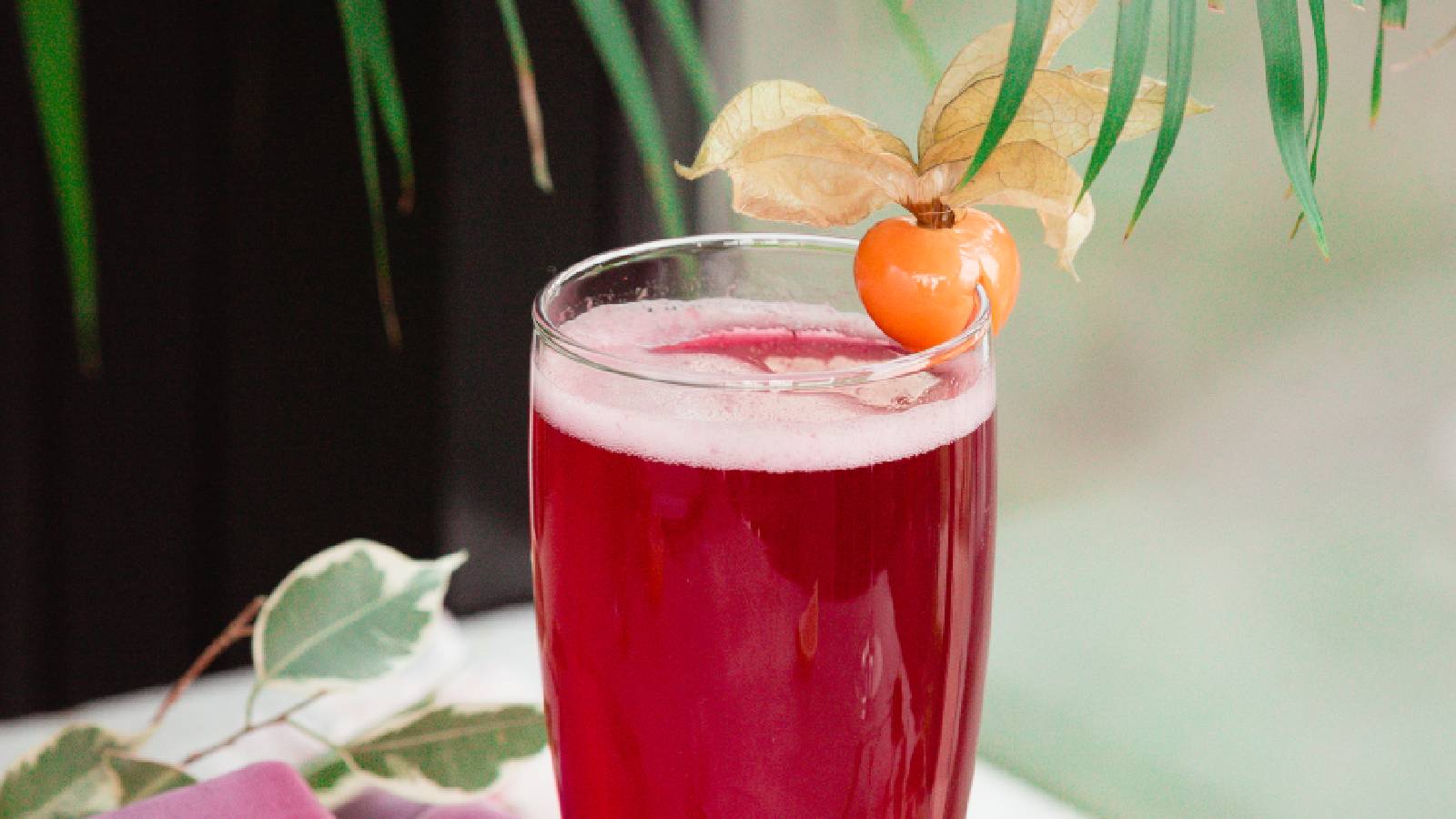 Um copo de suco de ameixa