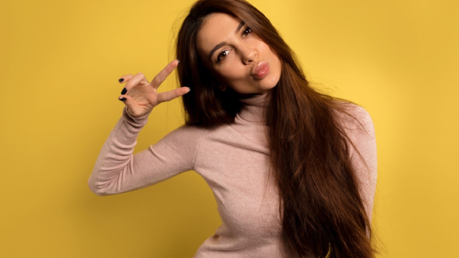 Queimando pontas duplas: seguro ou não 2 Mulher usando peptídeos para crescimento capilar