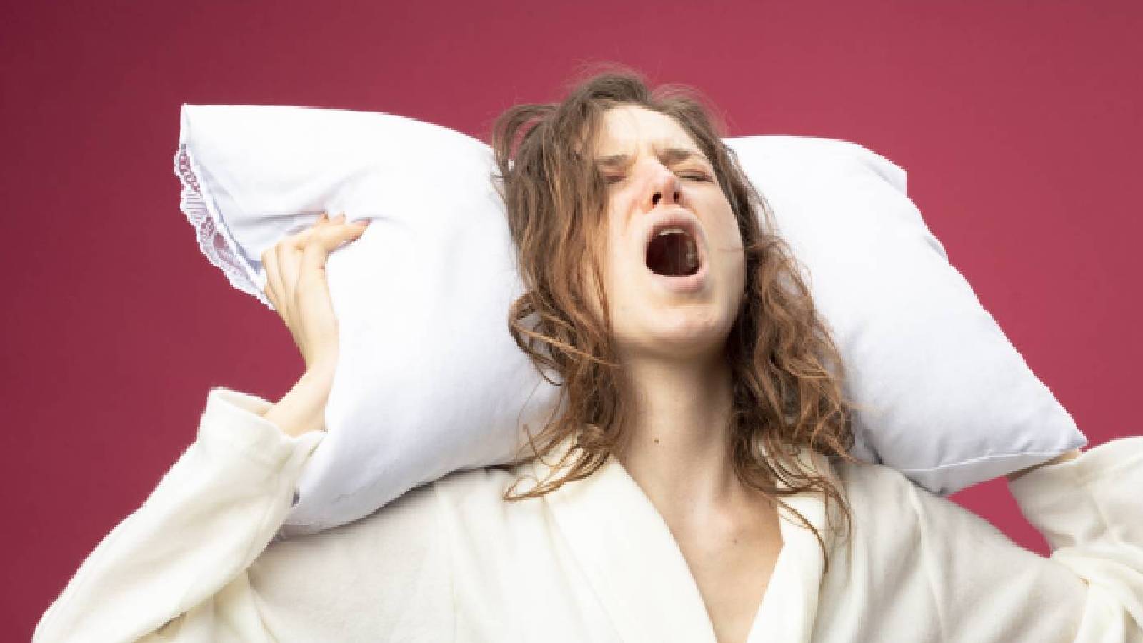 Fadiga matinal: o que comer para evitá-la 3 Uma mulher mantendo a cabeça apoiada em um travesseiro