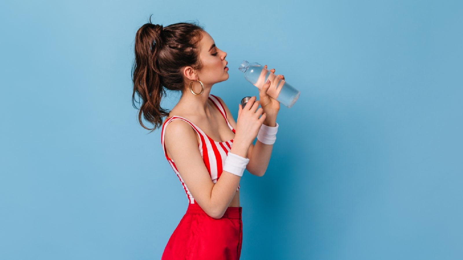 Uma mulher bebendo água