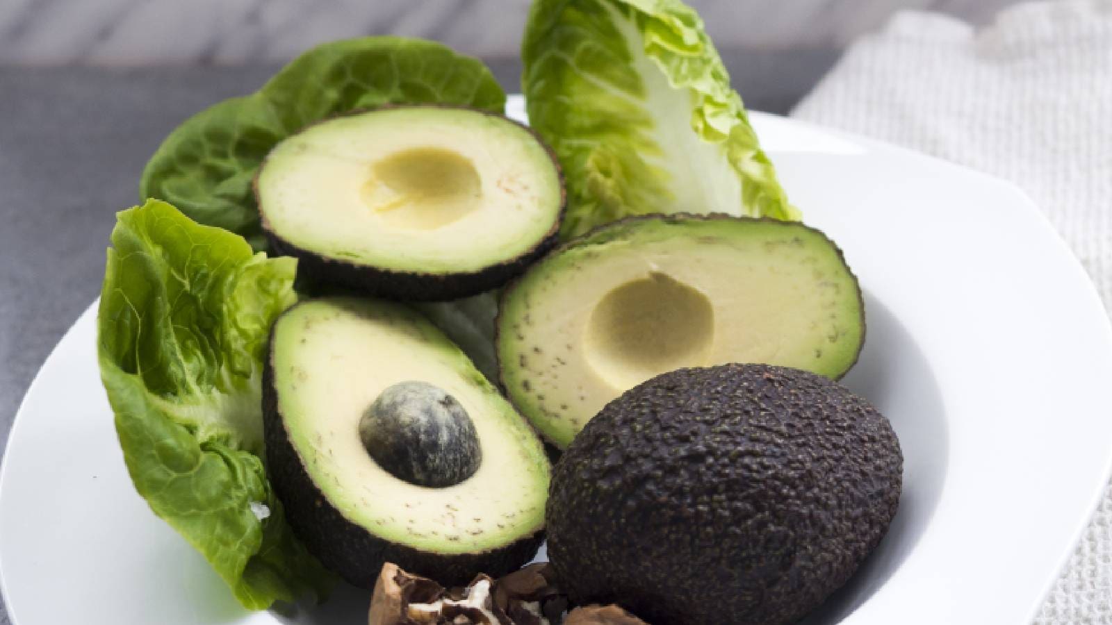 6 alimentos saudáveis ricos em fibra para redução de gordura da barriga 4 Salada de abacate