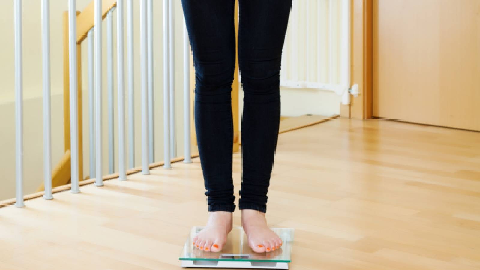 Uma garota se pesando