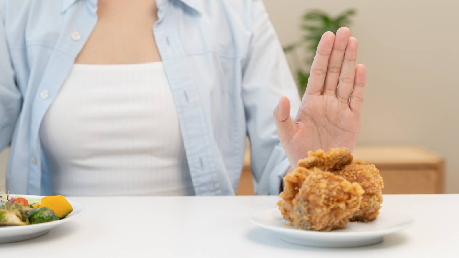 Coca-Cola e cachorro-quente são alimentos que podem encurtar a vida, diz novo estudo 3 Uma mulher dizendo não à junk food