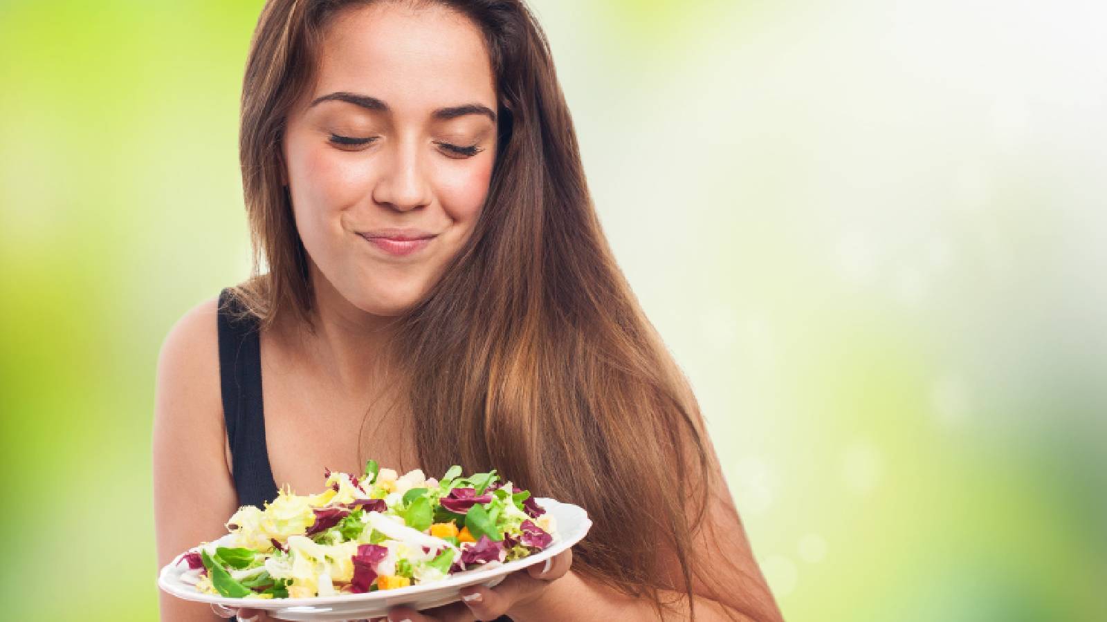 Uma garota comendo uma refeição saudável
