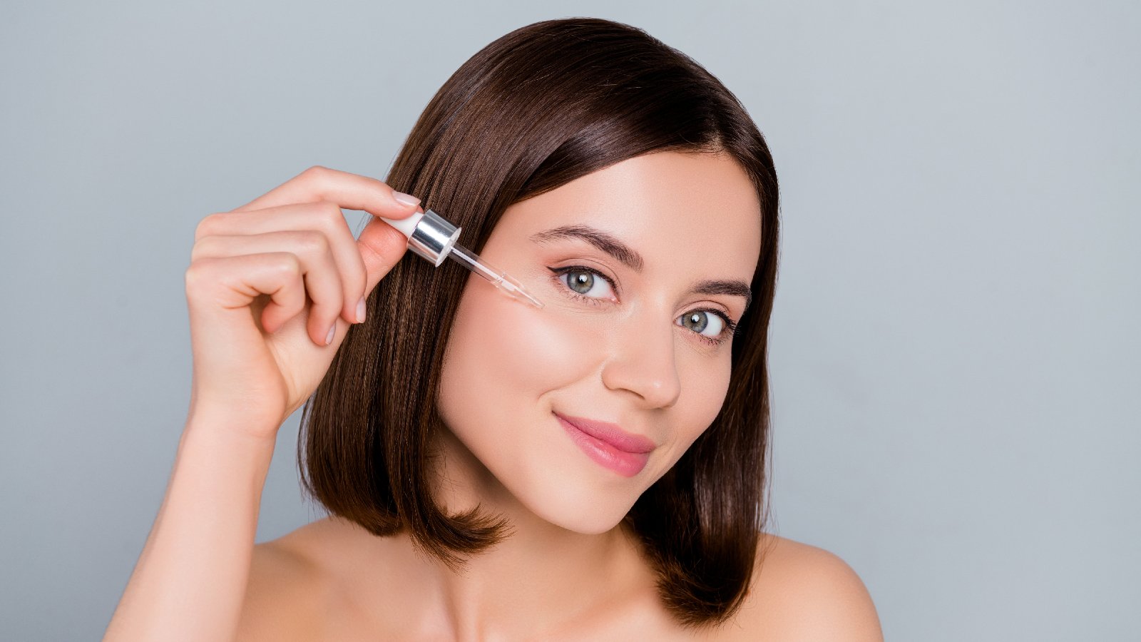 Cápsulas de vitamina E para rosto: benefícios e efeitos colaterais 3 Mulher usando um soro