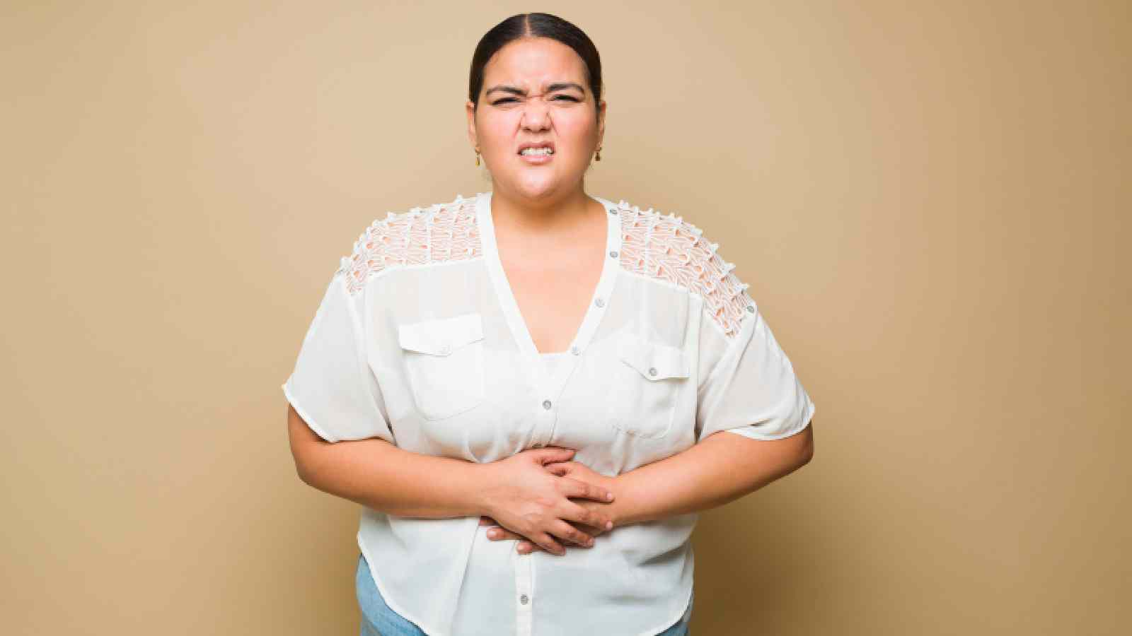 mulher com indigestão