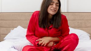 Uma mulher com cólicas menstruais