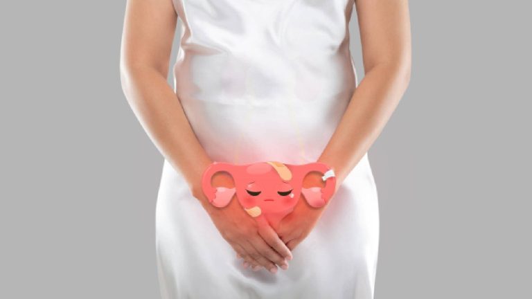 Uma mulher com a foto de um útero