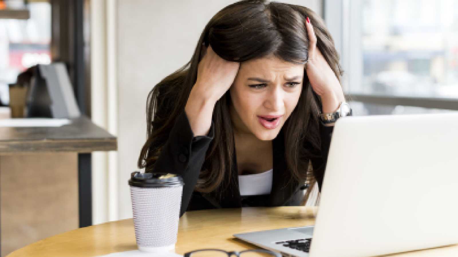 Uma mulher enfrentando esgotamento profissional