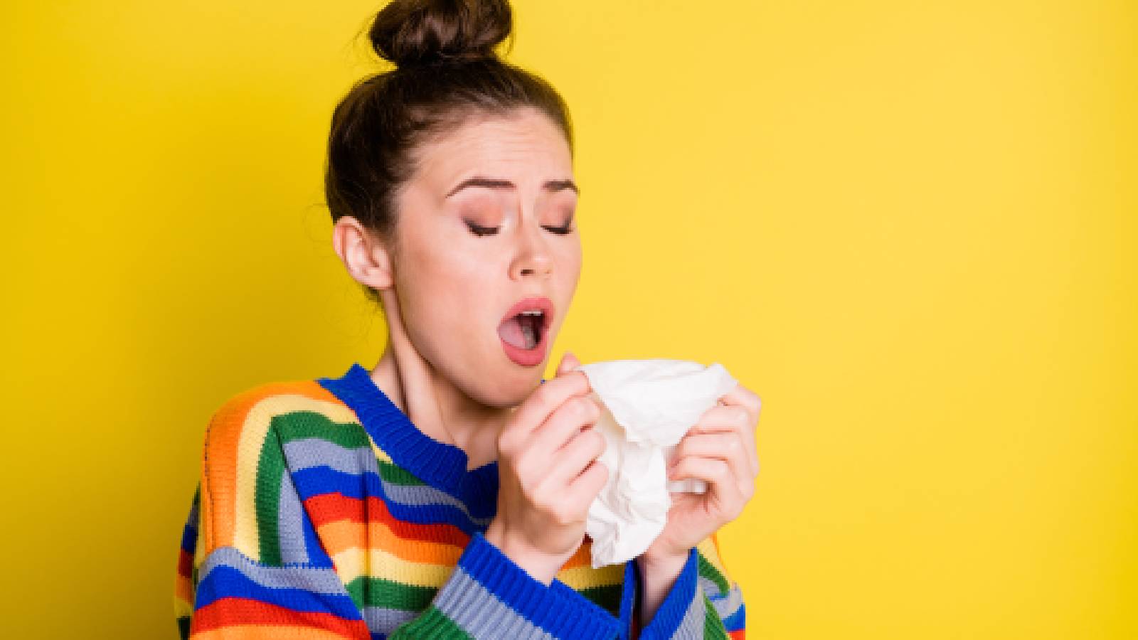 Uma mulher espirrando
