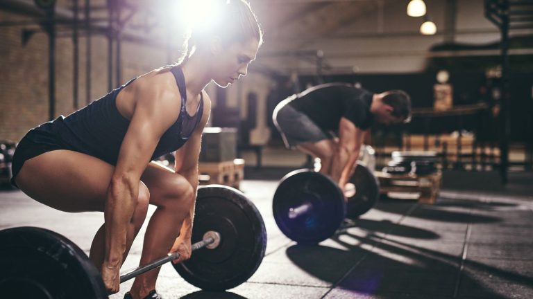 Treino para abdominais: experimente estes 5 exercícios de levantamento terra