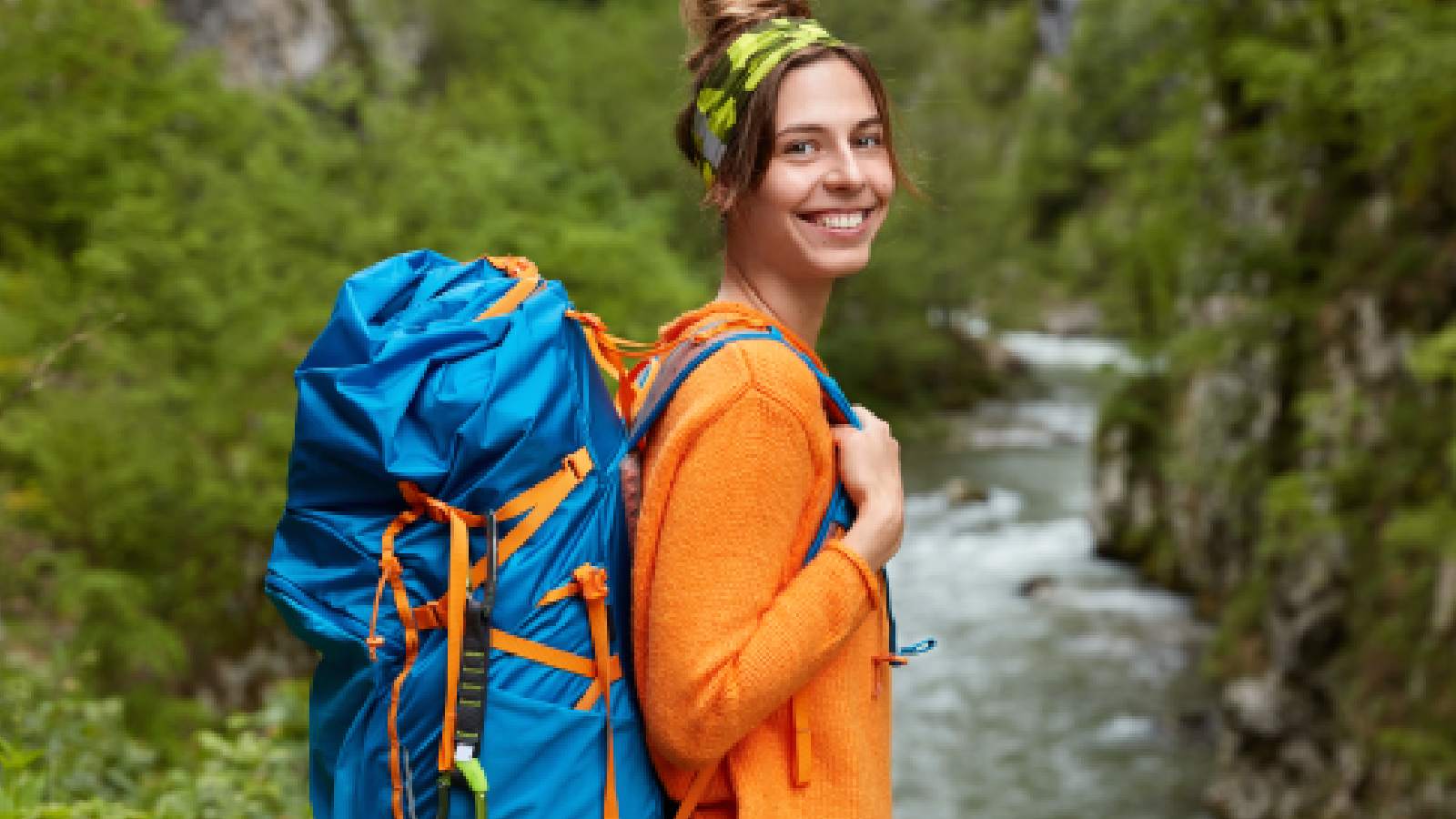 6 estilos de caminhada para perder a gordura da barriga 3 Uma mulher rodeando