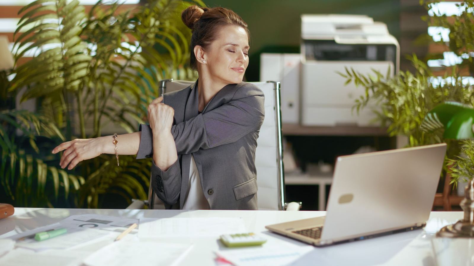 Transforme seu dia de trabalho com esses exercícios de mesa para perda de peso 2 Mulheres fazendo o tronco sentado