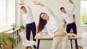 Transforme seu dia de trabalho com esses exercícios de mesa para perda de peso