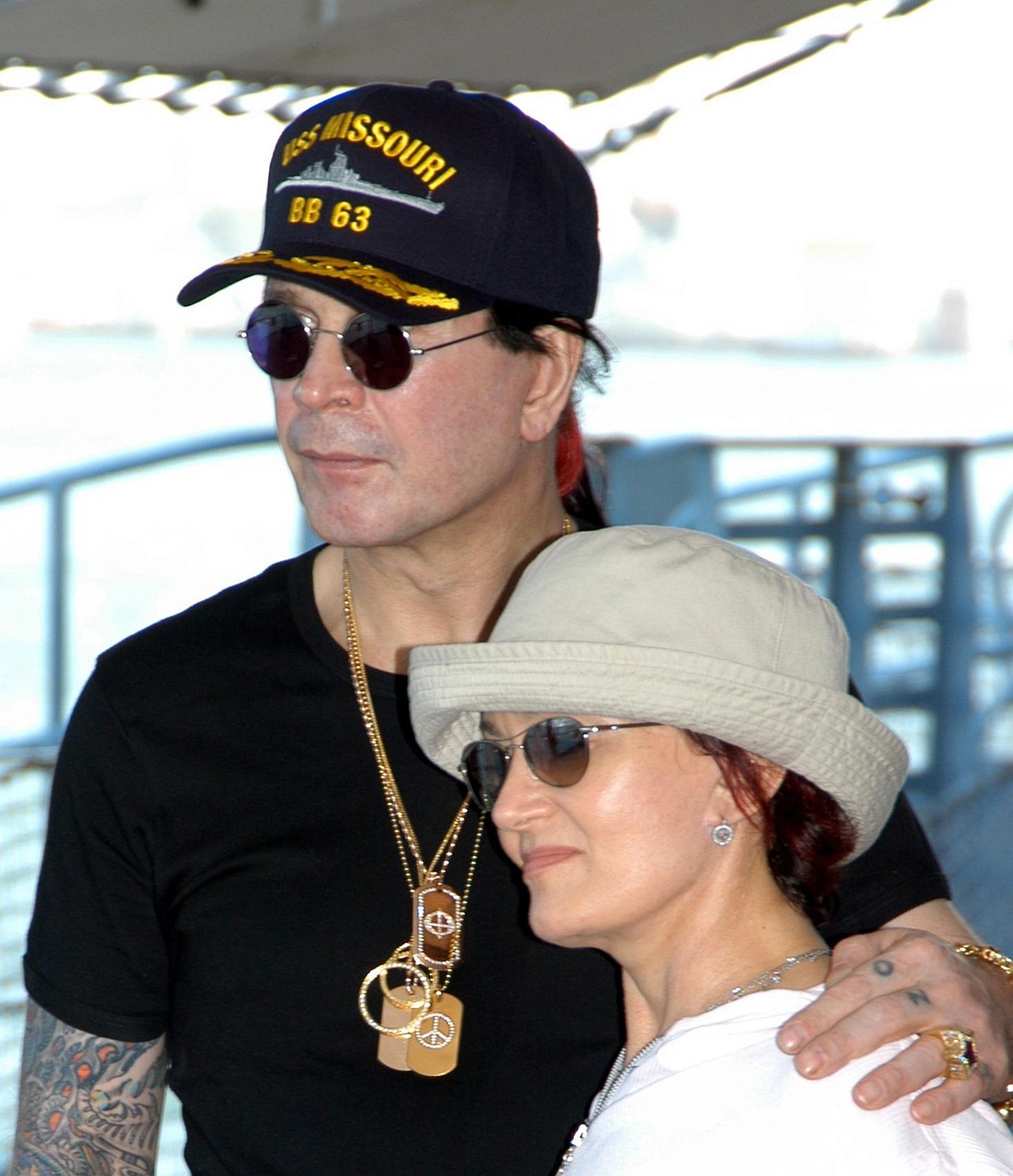 Ozzy Osbourne e seus óculos escuros: um olhar sobre a saúde ocular