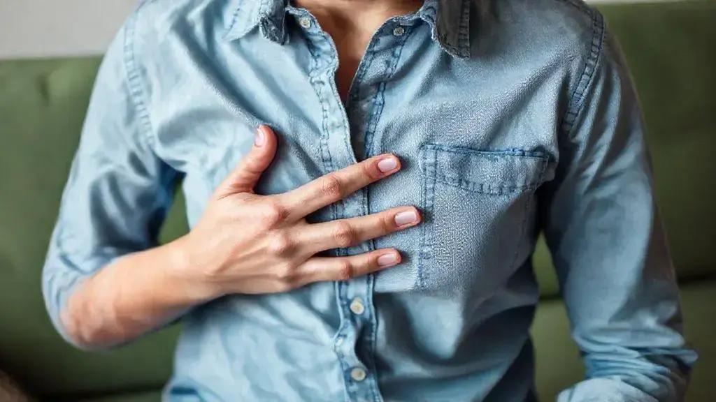 Como a ansiedade pode se manifestar como dor no peito? 1 Como a ansiedade pode se manifestar como dor no peito?