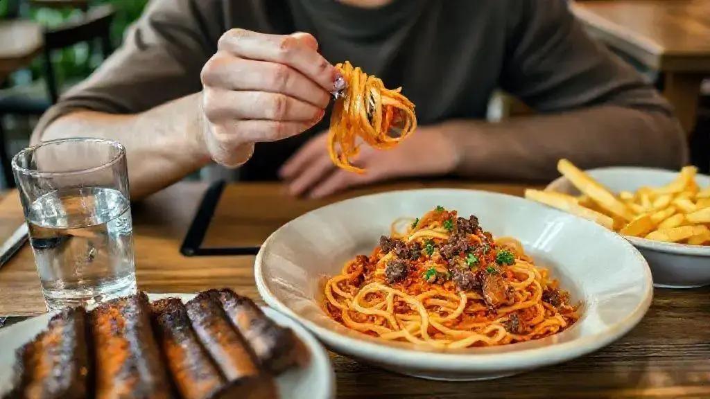 Compreendendo a Fome Exagerada: Possíveis Causas e Soluções