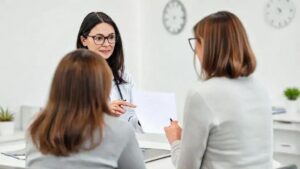 Lenzetto: Entenda como esse medicamento ajuda na menopausa